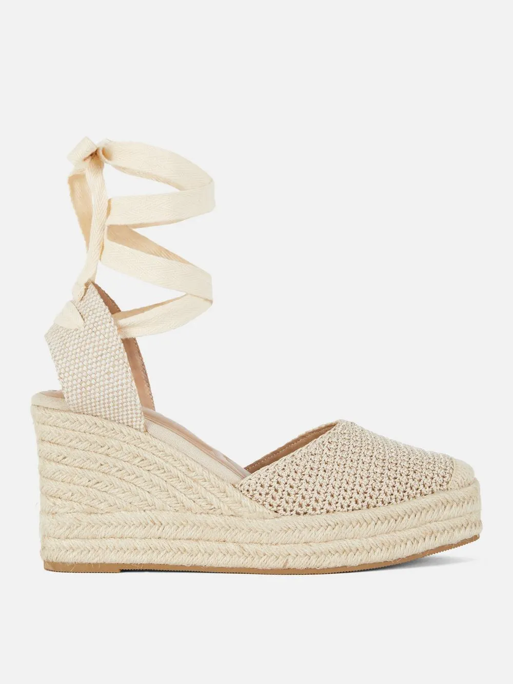 Keilsandaletten mit Häkeldetails zum Binden