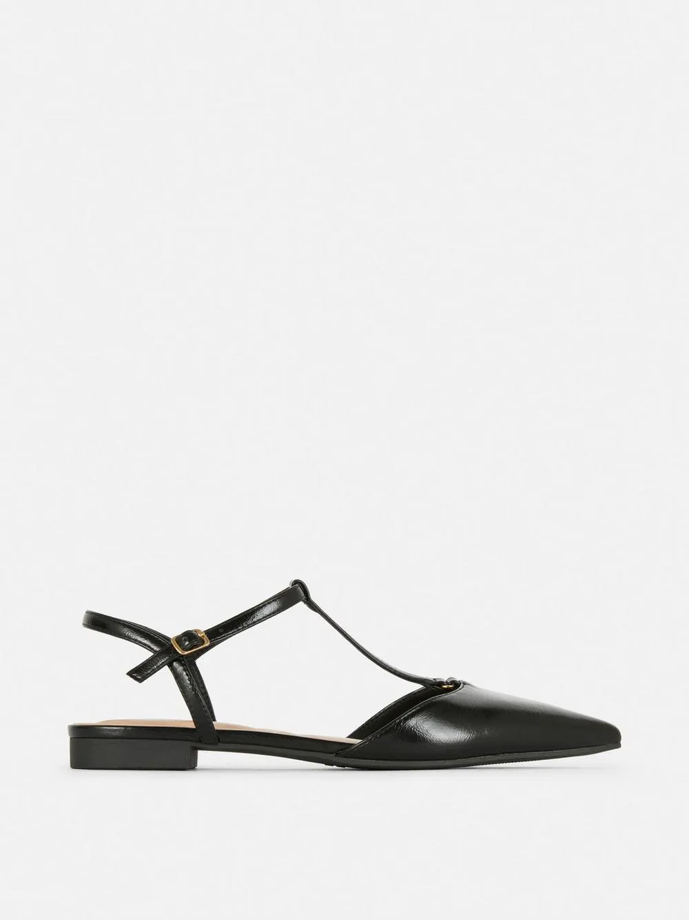 Flache Schuhe mit spitzer Zehenpartie und T-Riemen