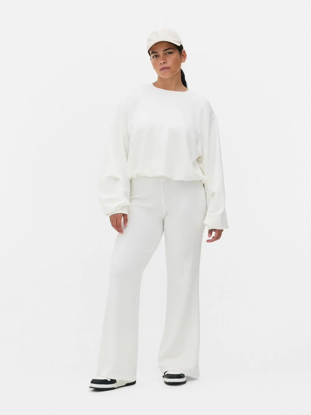 Rundhalspullover mit Ballonsaum