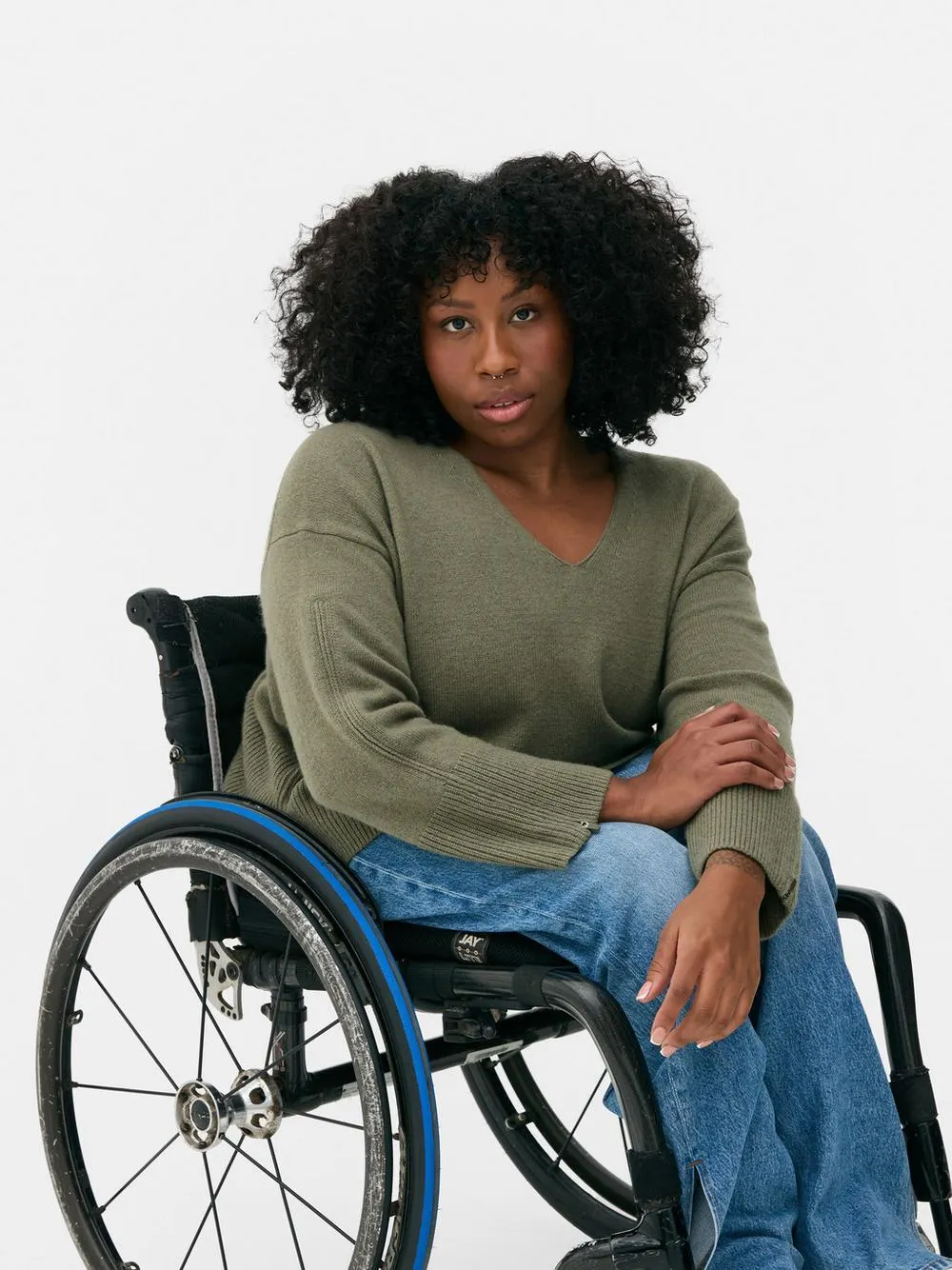 Adaptiver Pullover mit V-Ausschnitt für Sitzende