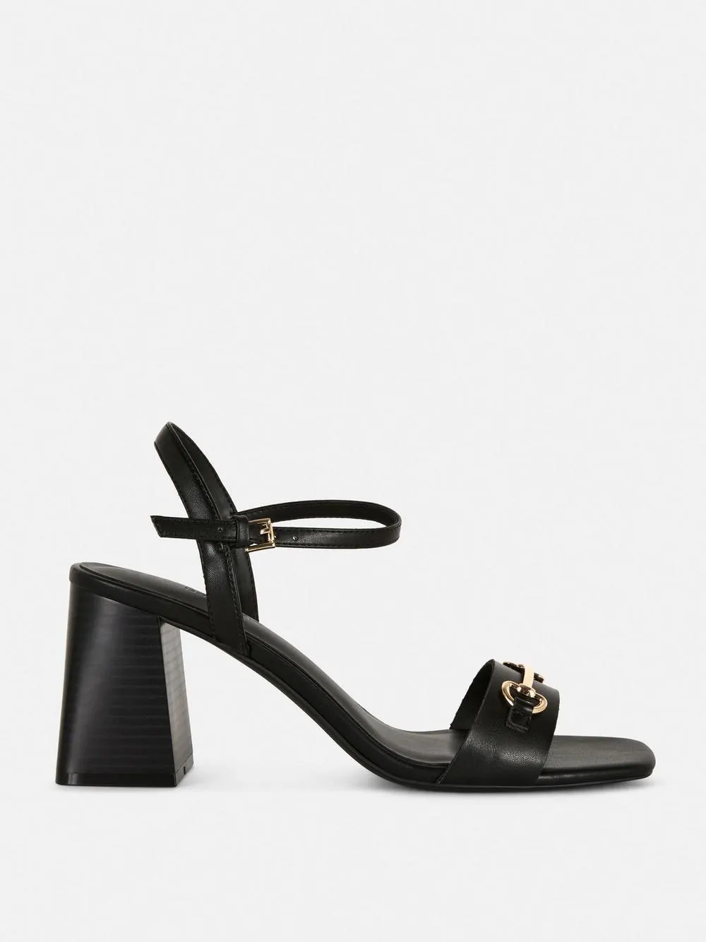 Sandalen mit Blockabsatz und Trense