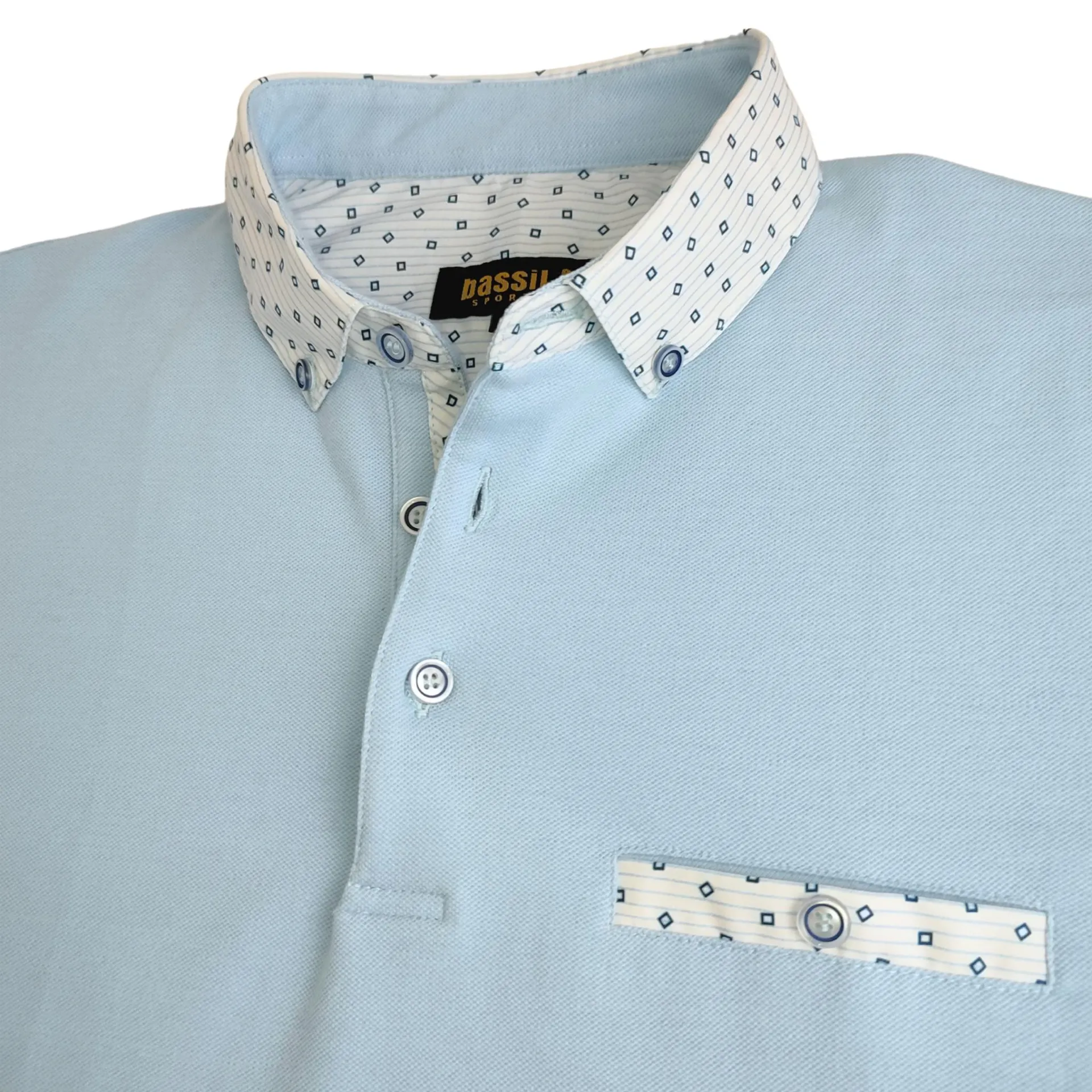 POLO CELESTE CON CUELLO COMBINADO