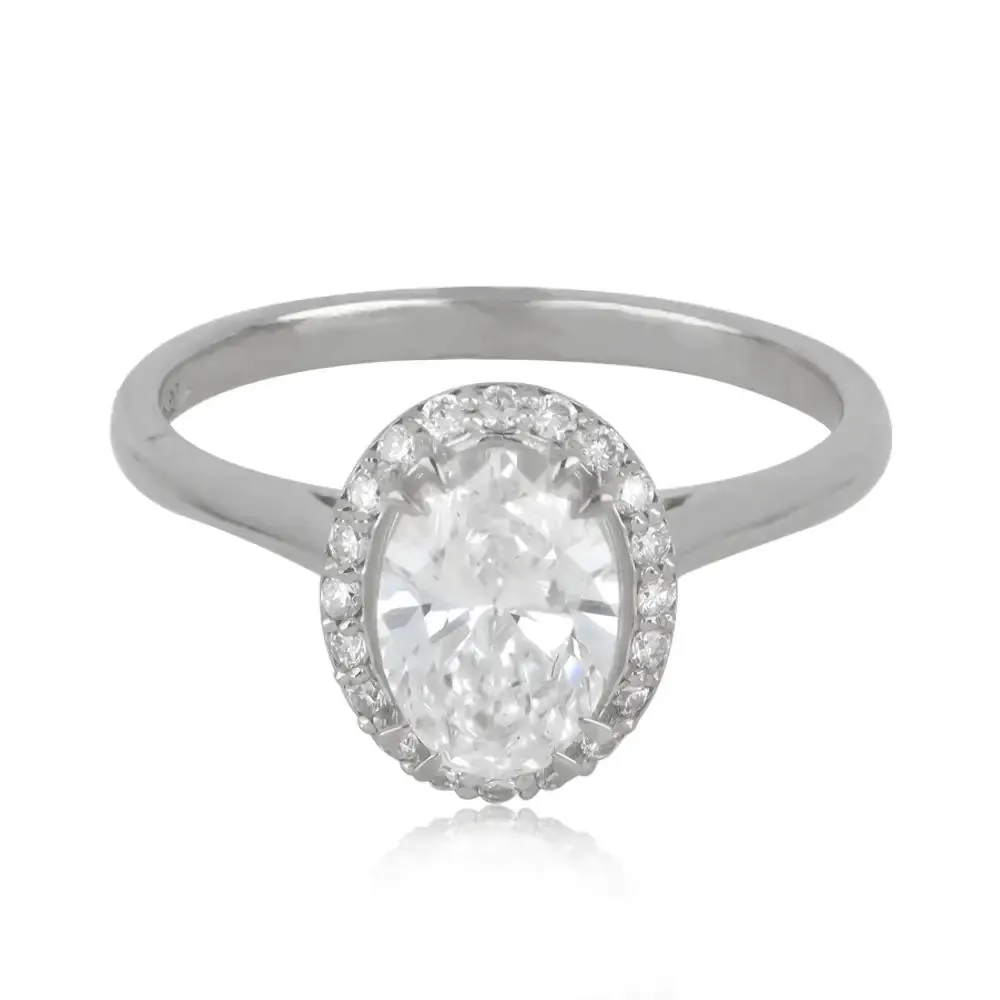 ANILLO DE COMPROMISO OVALADO ENMARCADO DE DIAMANTES