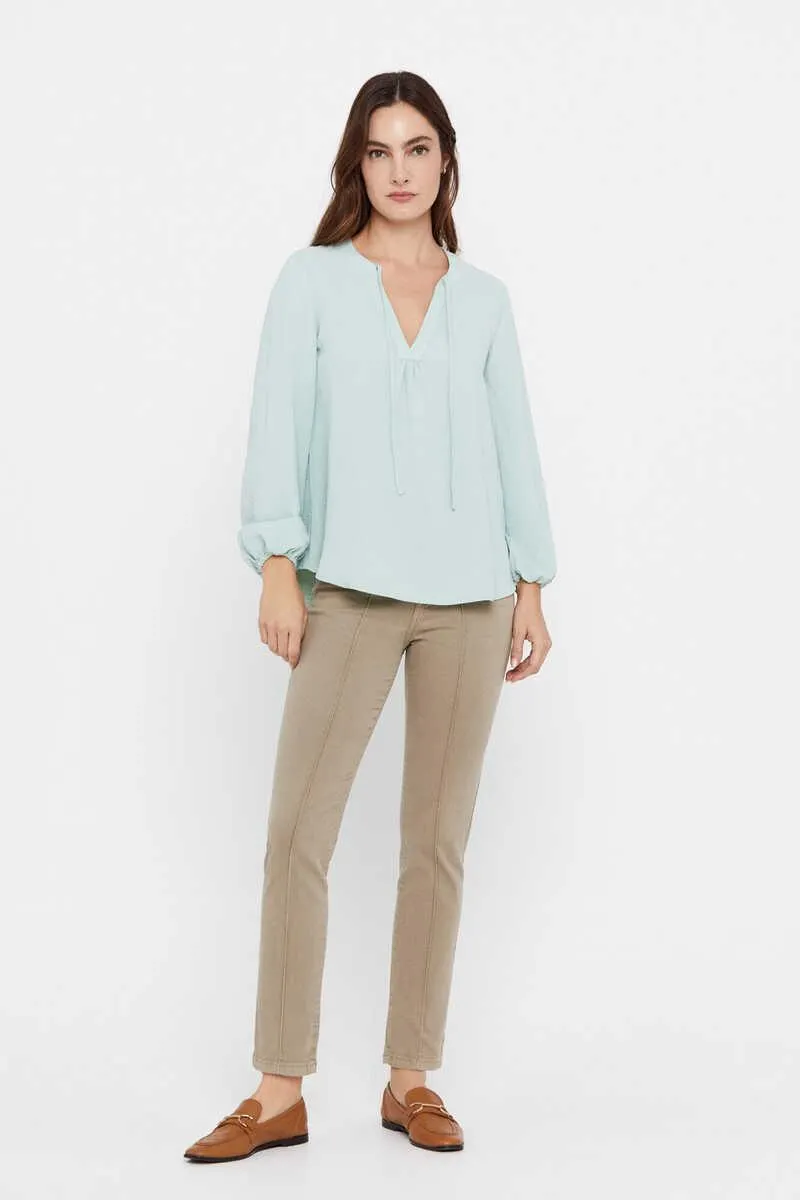 Pantalón slim fit con nervio frontal