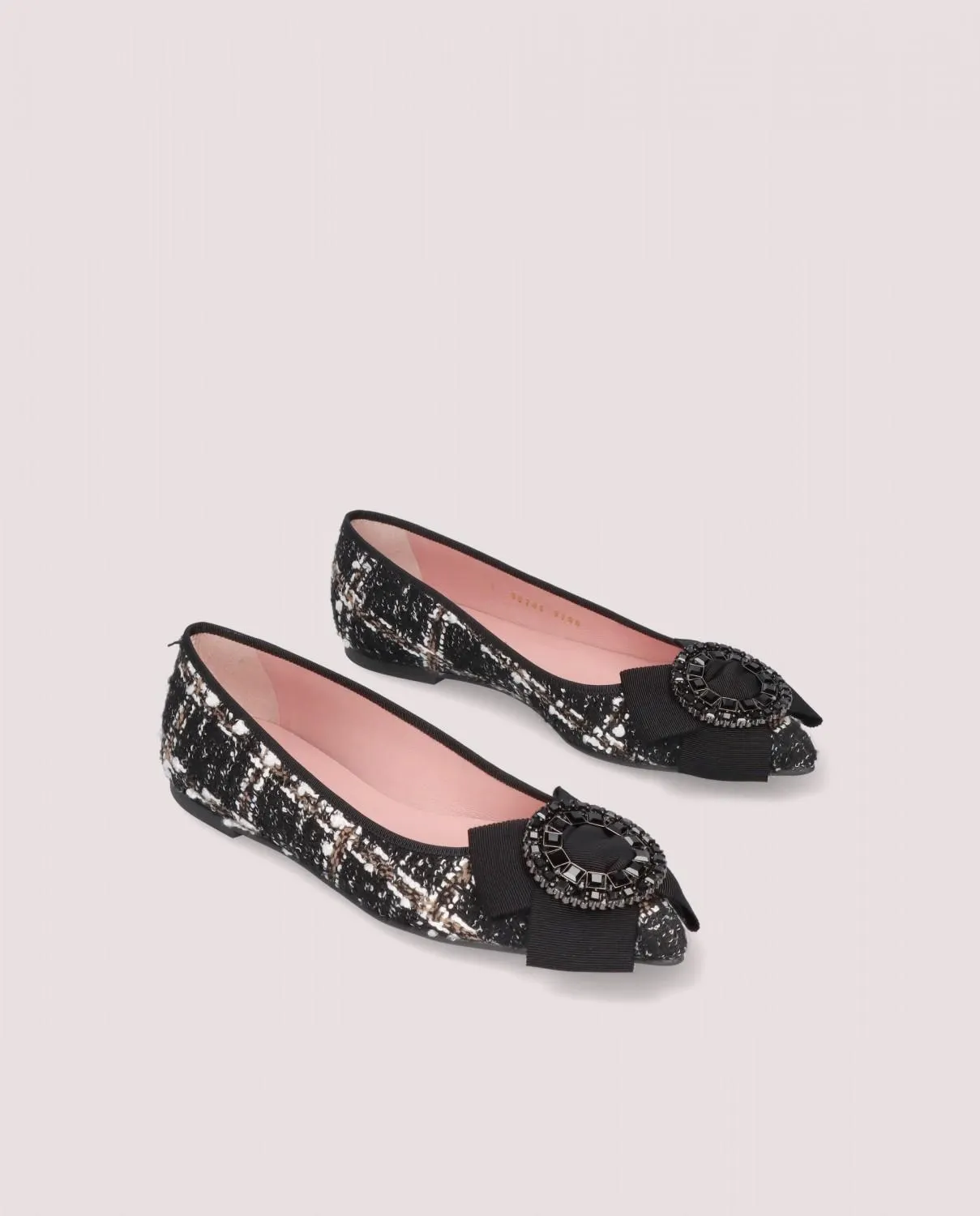 Bailarina de punta fina modelo Ella en tweed con broche de cristales negros y lazo XL, suela de goma, plantilla y forro de piel.