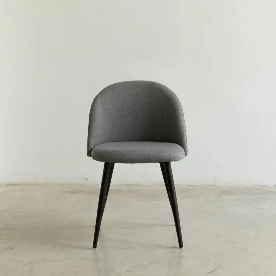 Silla tapizada gris oscuro con pata negra