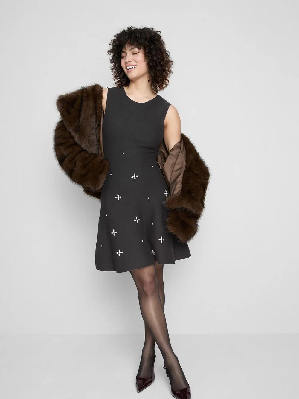 Vestido corto de punto bordado