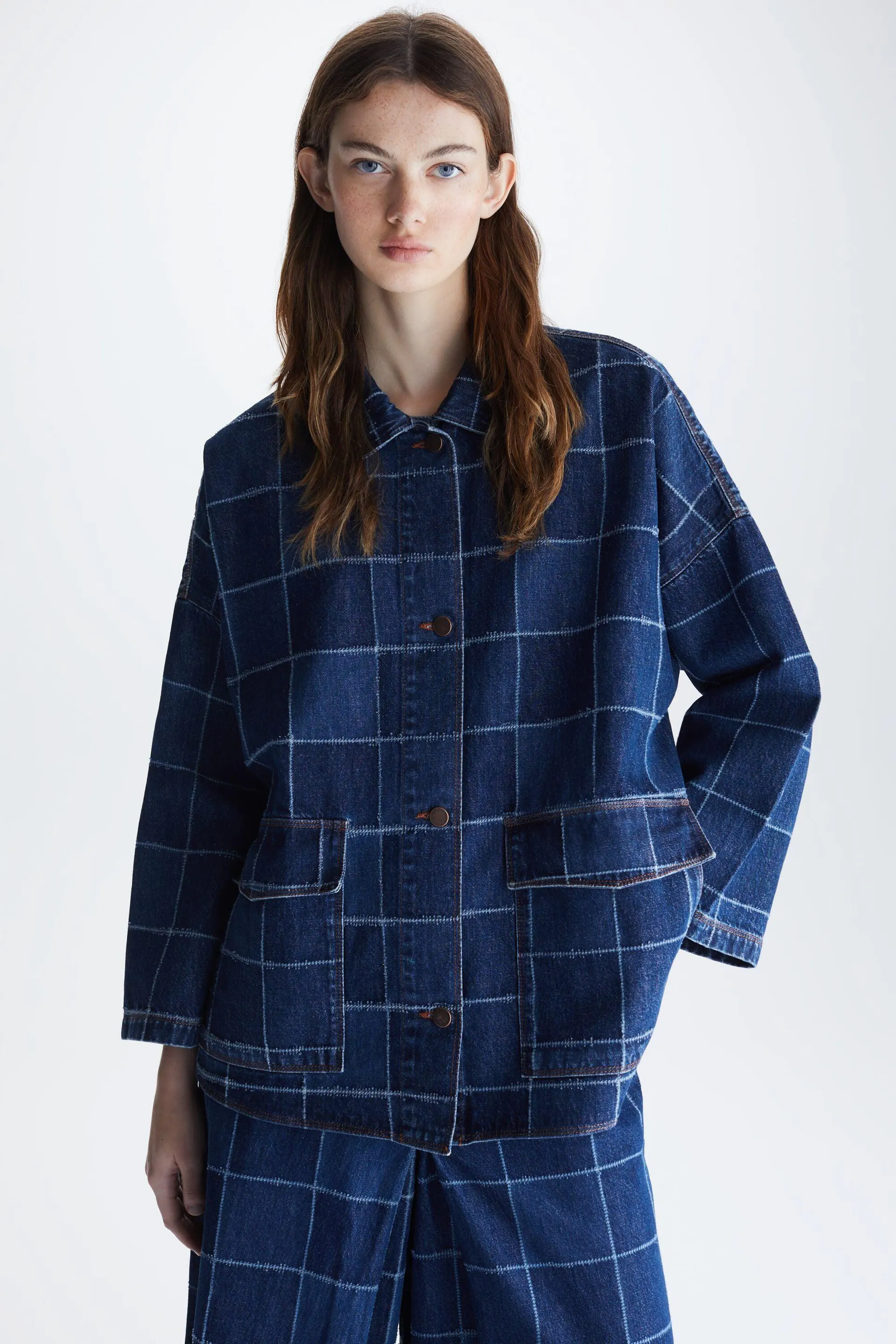 Chaquetón denim cubos desflecados