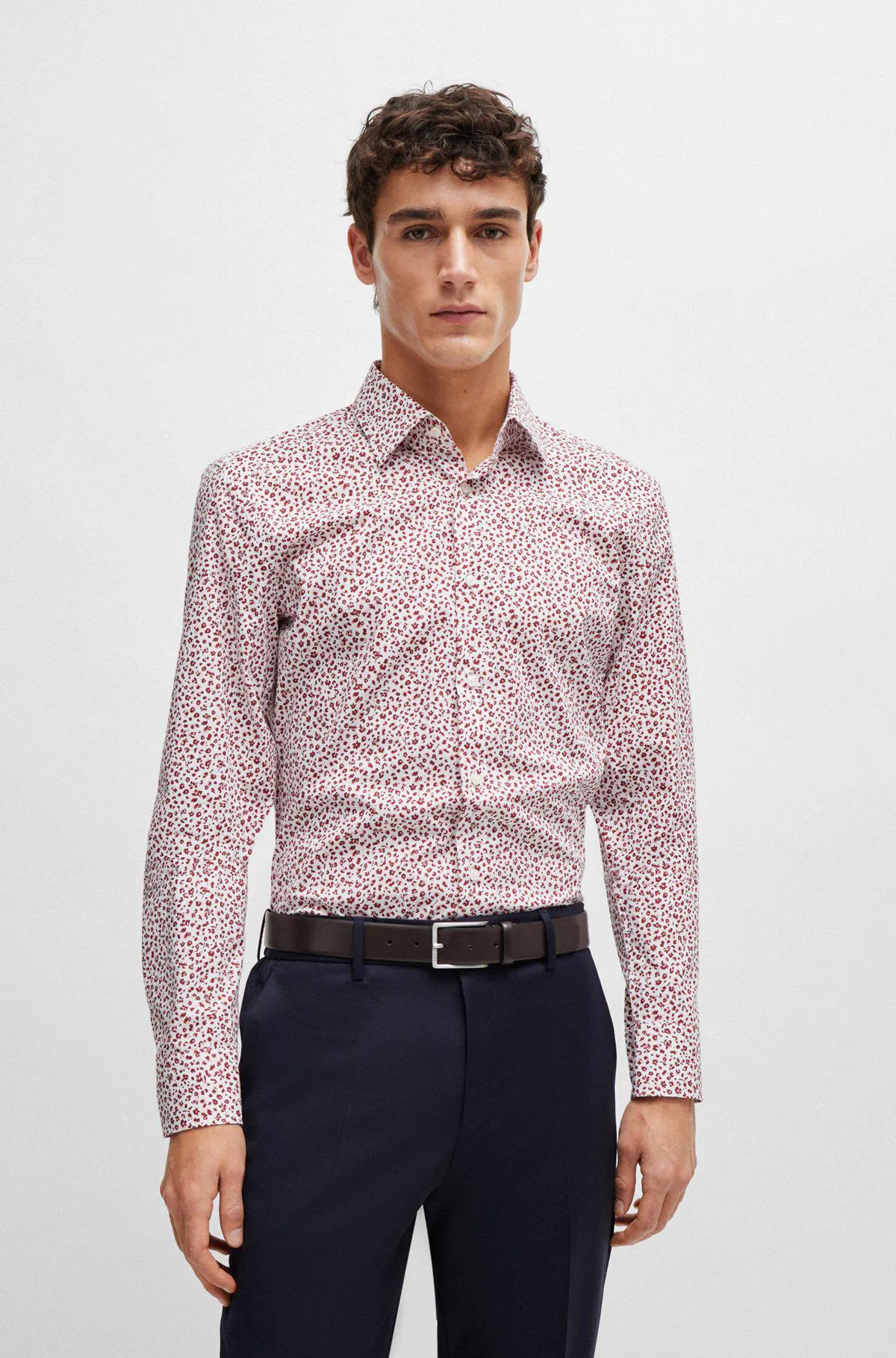 Camisa slim fit de popelín de algodón elástico con estampado floral