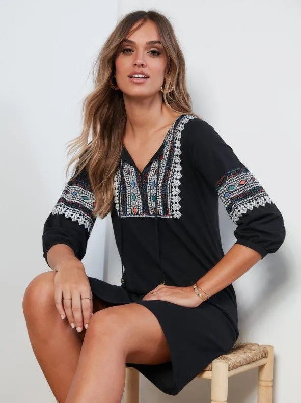 Vestido escote caftán con estampado posicional