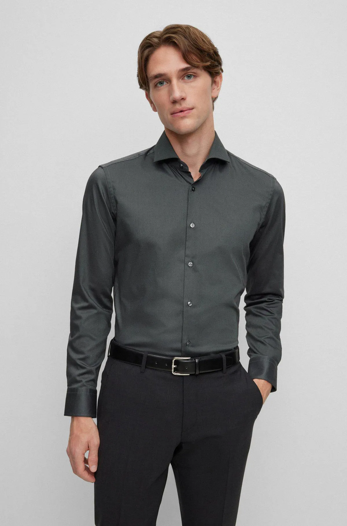 Camisa regular fit en sarga de algodón elástico de planchado fácil