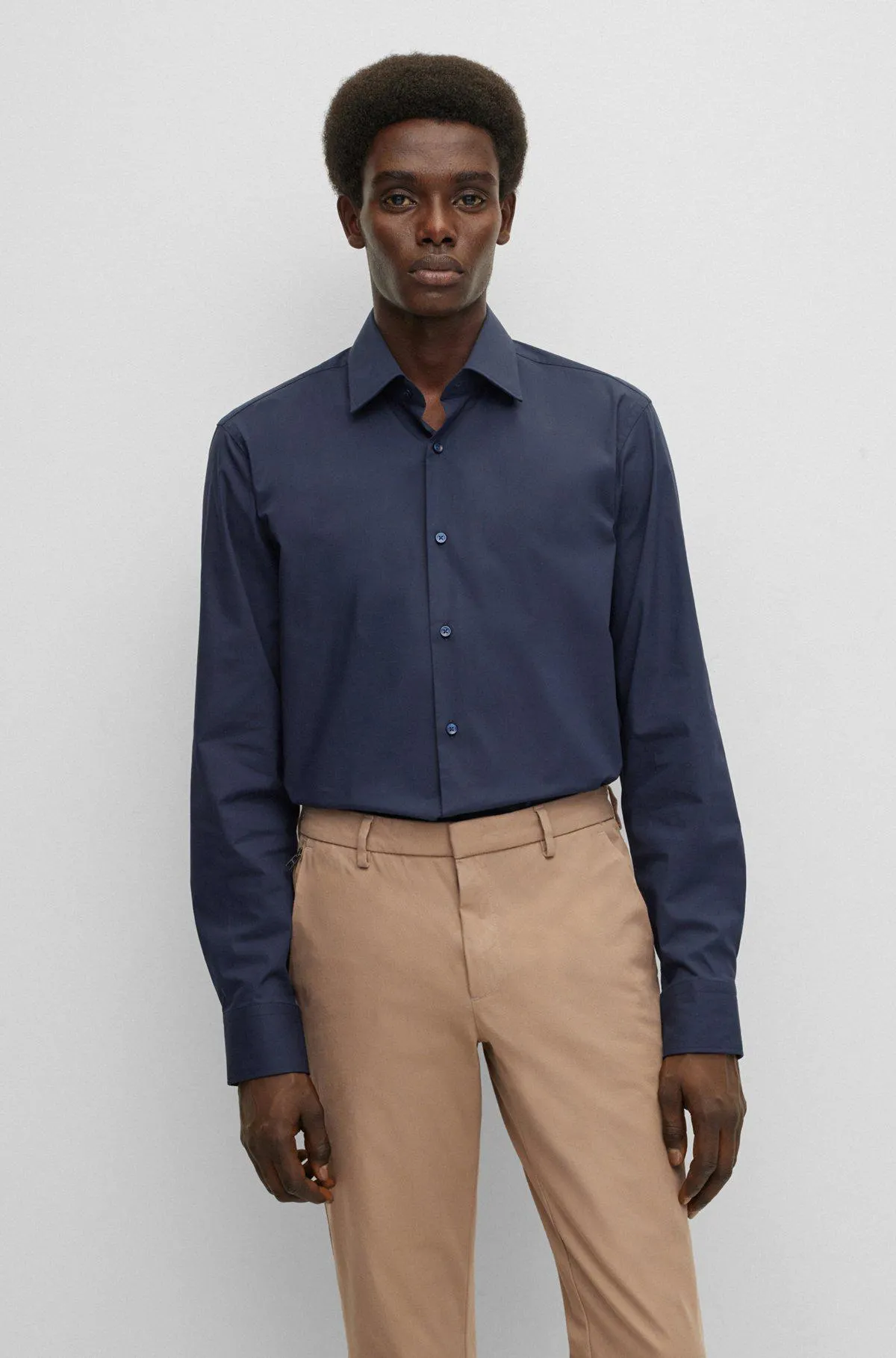 Camisa regular fit en popelín de algodón elástico de planchado fácil