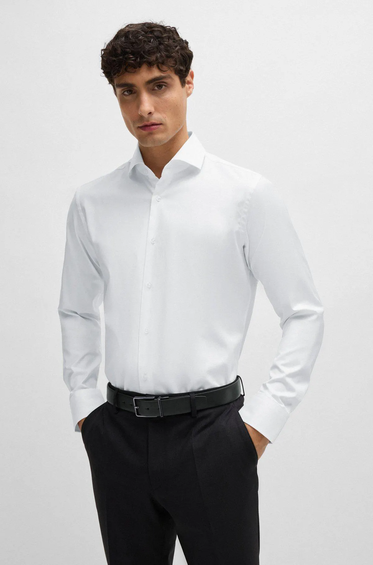 Camisa regular fit en sarga de algodón elástico