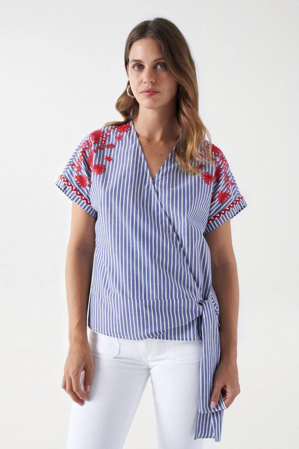 CAMISA DE RAYAS CON DETALLE BORDADO