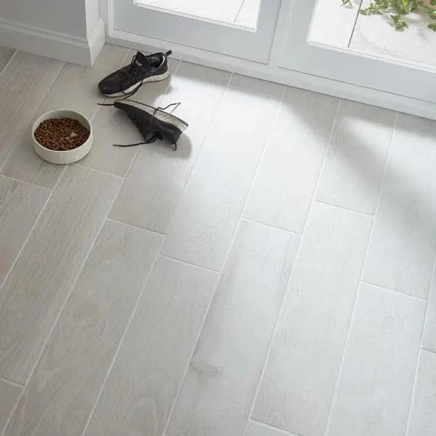 Pavimento porcelánico pine blanco 20 x 80 cm