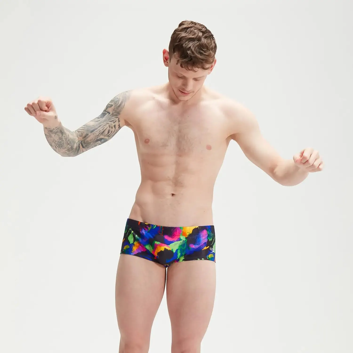 Bañador tipo slip de entrenamiento de 13,5 cm con estampado integral para hombre, negro/mango