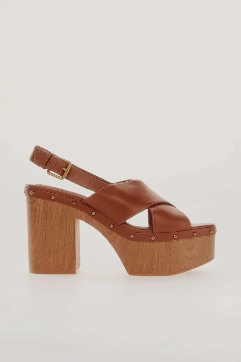 Sandalia plataforma estilo madera