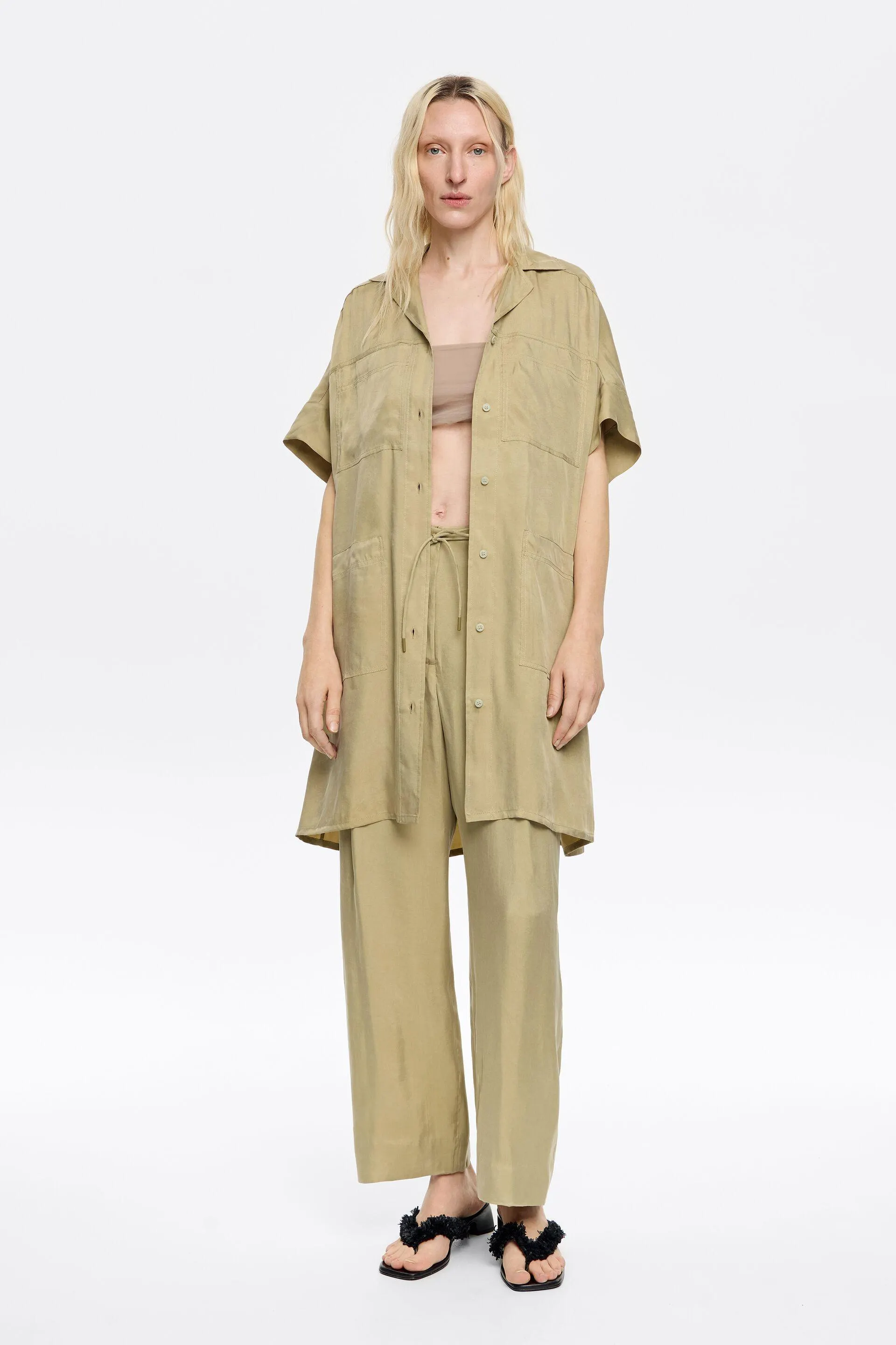 Pantalón fluido pinzas caqui claro