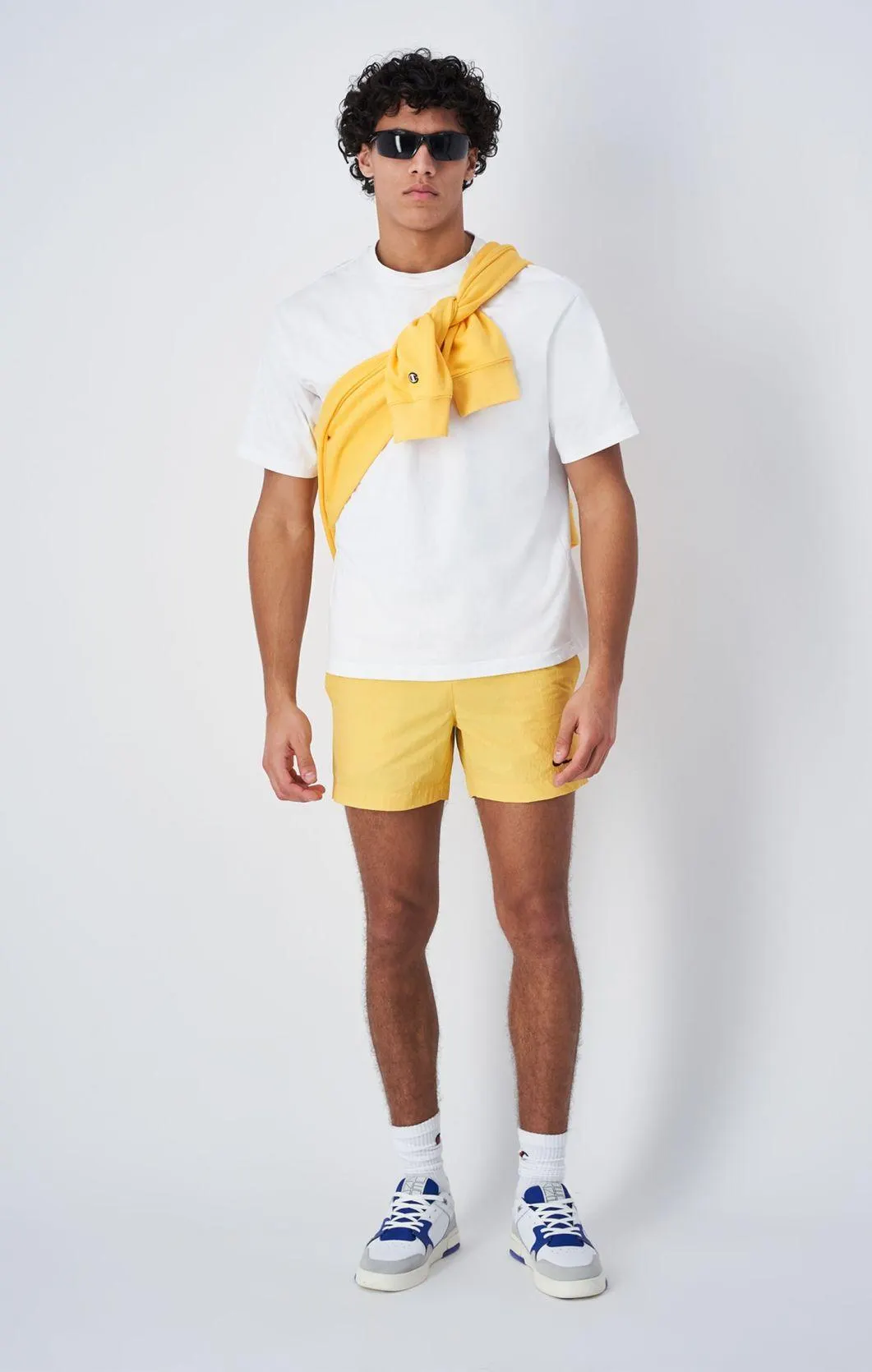 Pantaloneta de playa con logo pequeño