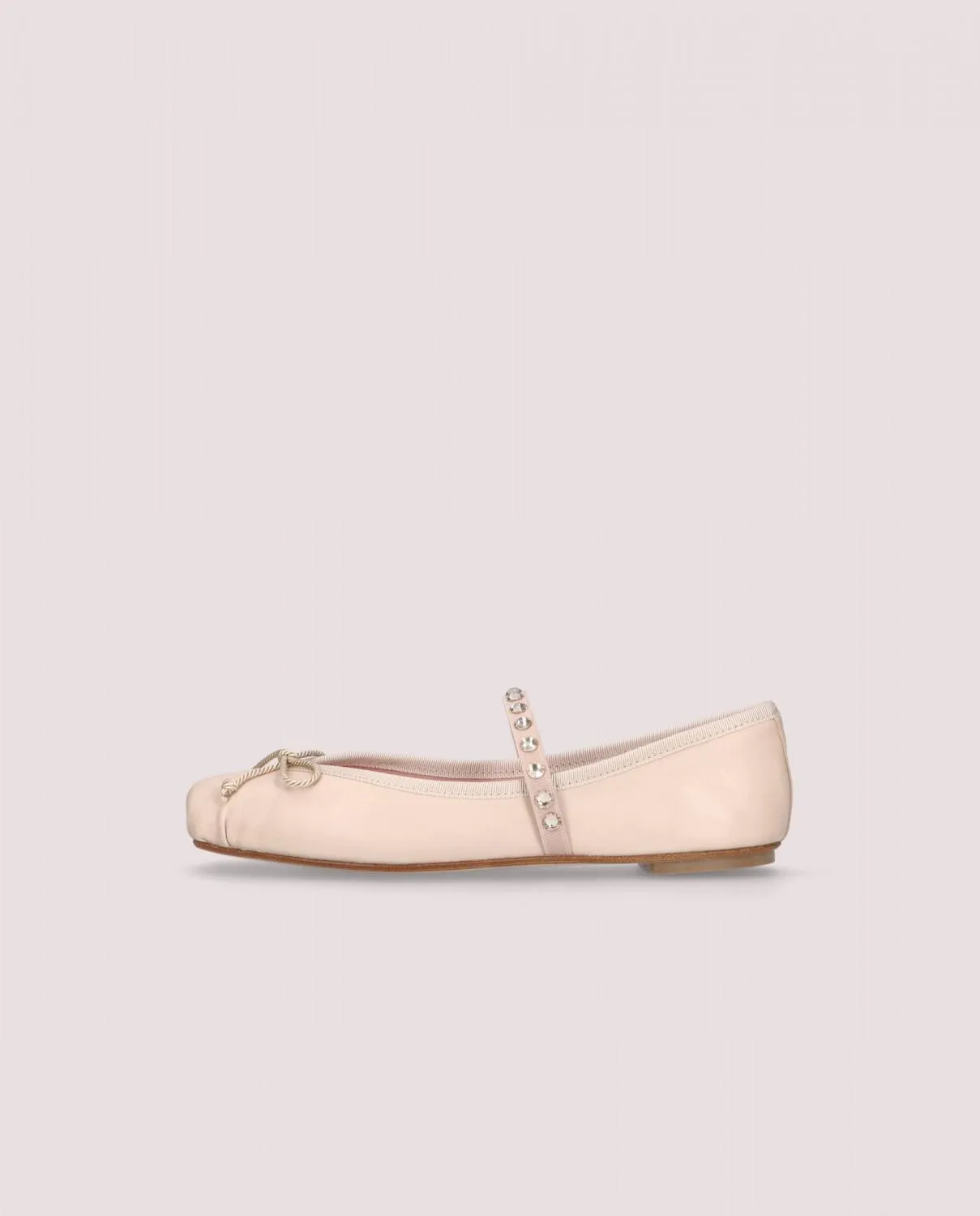 Bailarina estilo Sacchetto modelo Kristen en napa color rosa maquillaje con tira elástica cubierta de cristales Swarovski rosas, suela, plantilla y forro de piel.