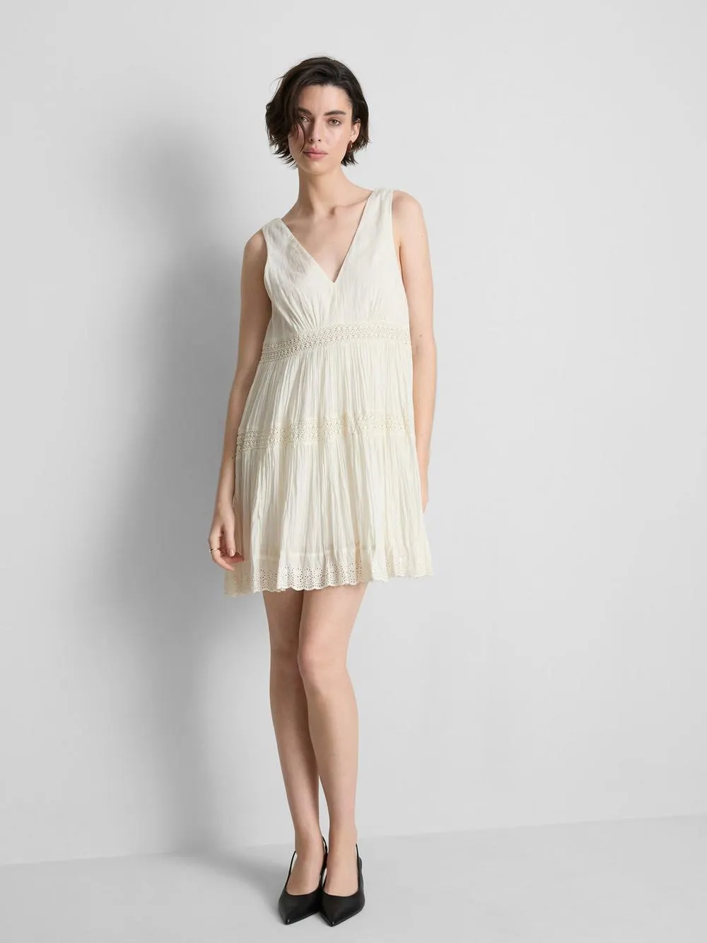 Vestido corto fruncido con cuello de pico