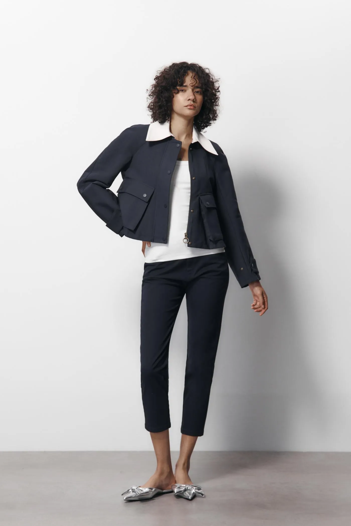 Pantalón capri sarga