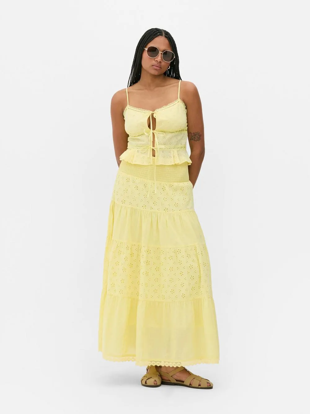 Falda larga con bordados