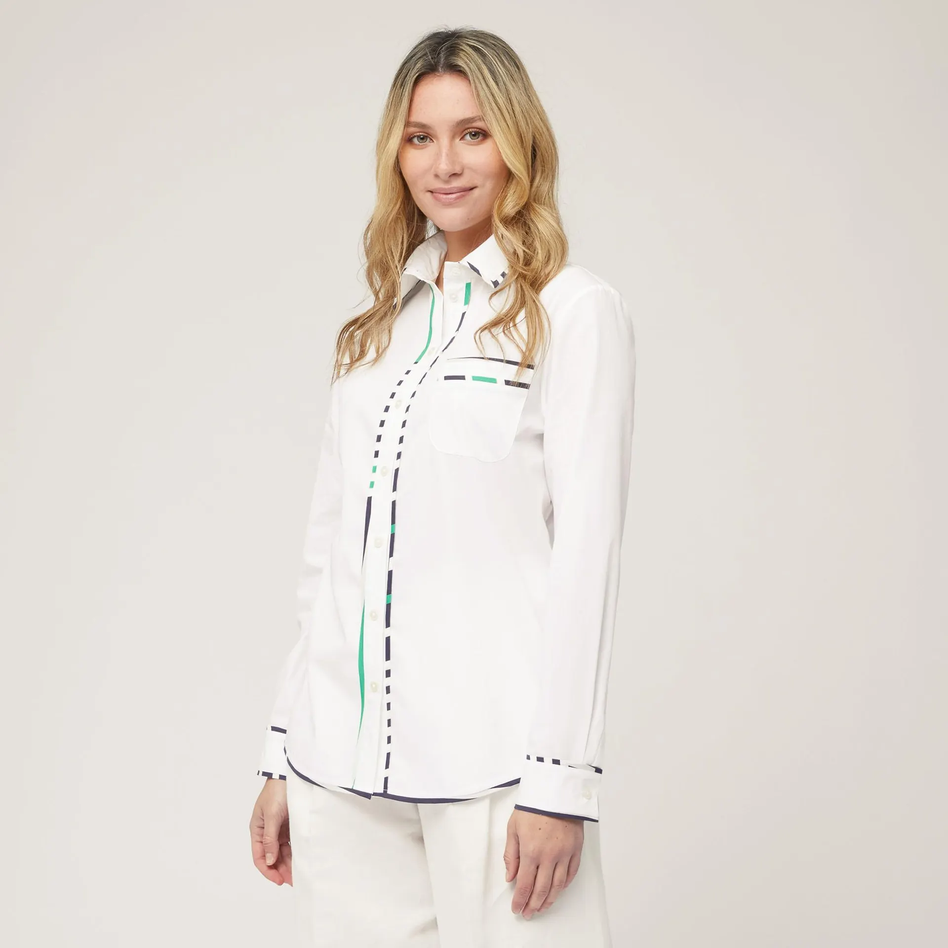 Camisa con detalles estampados