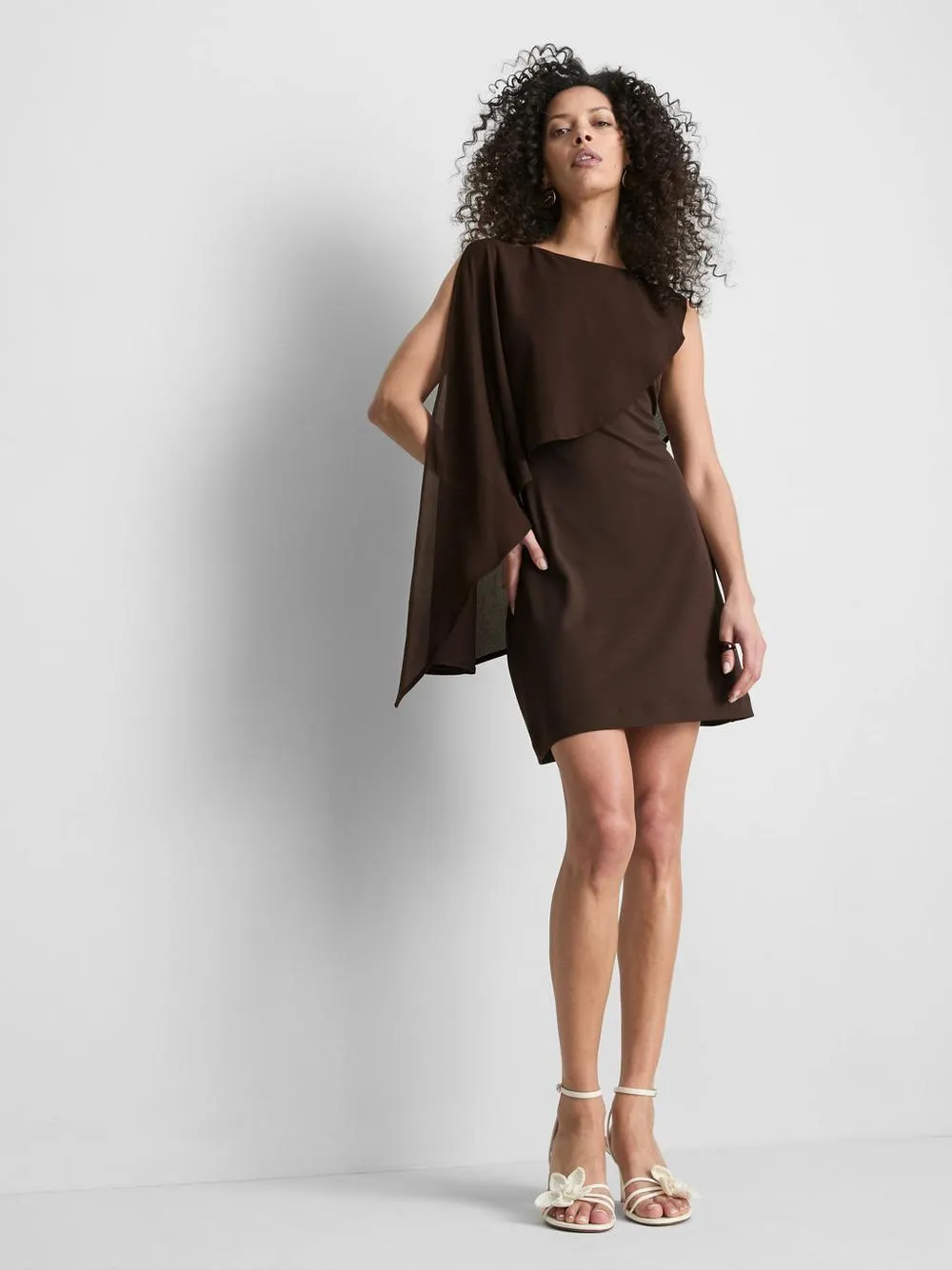 Vestido corto asimétrico de malla con capa
