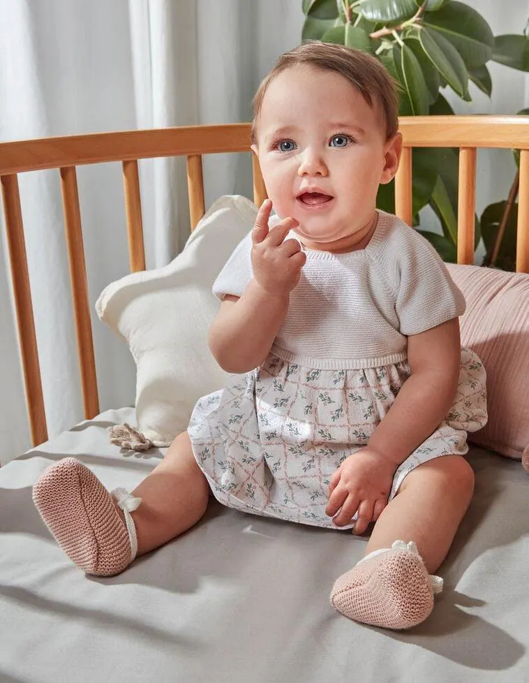 Faldón de punto rosa