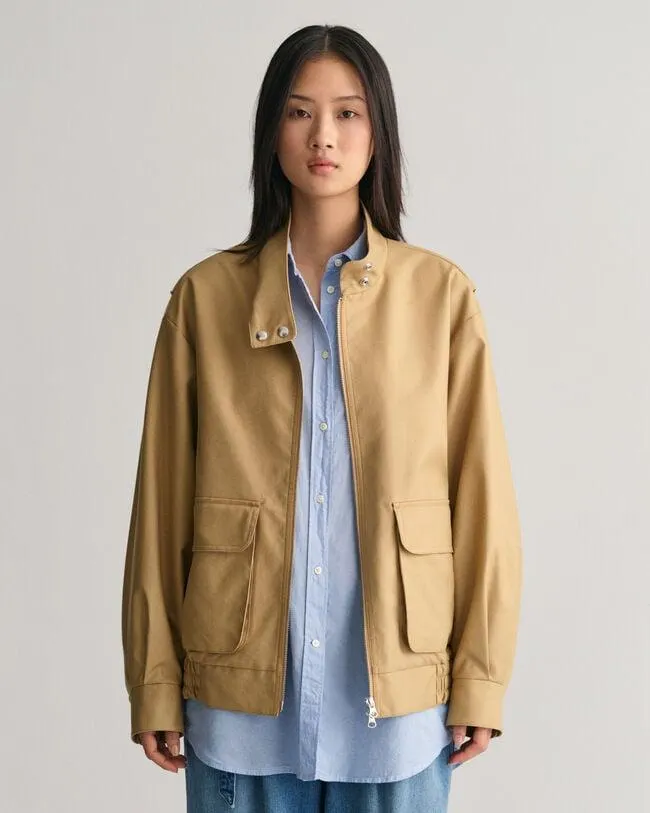 La modelo mide 178 cm y lleva la talla S