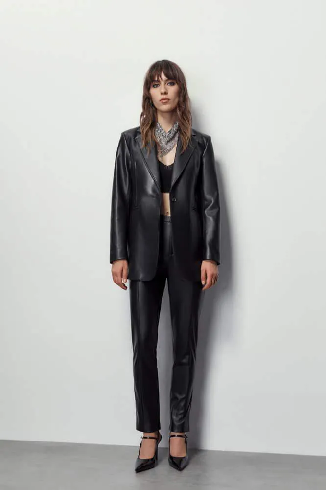 Pantalón efecto piel