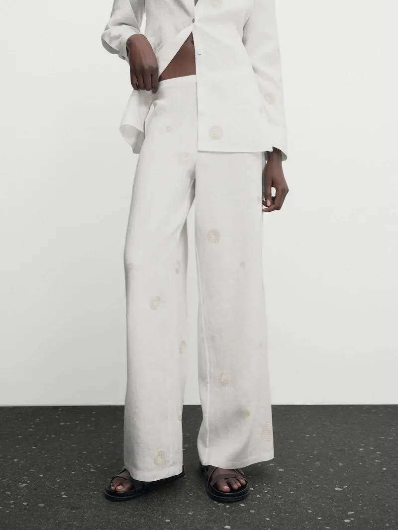 Pantalón detalle bordados corte recto