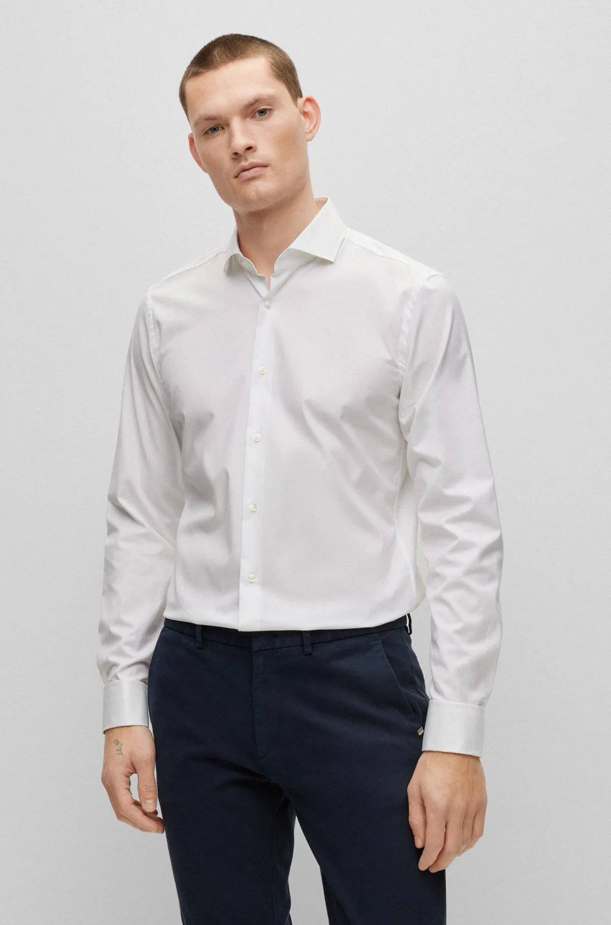 Camisa slim fit de algodón elástico con puños dobles