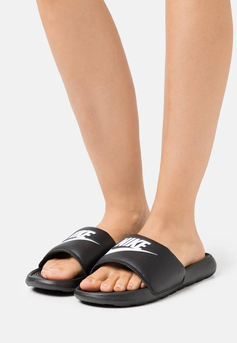 VICTORI ONE SLIDE - Sandalias planas