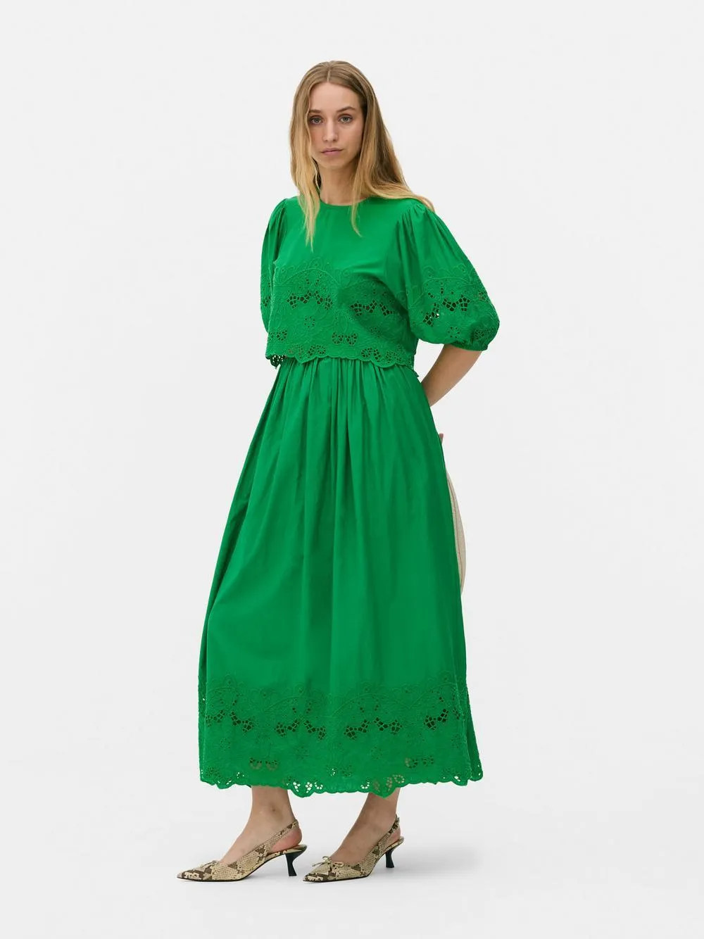 Falda larga con detalles recortados