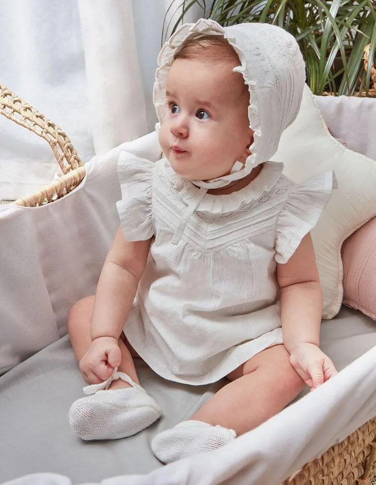 Conjunto de blusa, tapa pañal y capota blanco