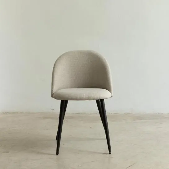 Silla tapizada beige con pata negra