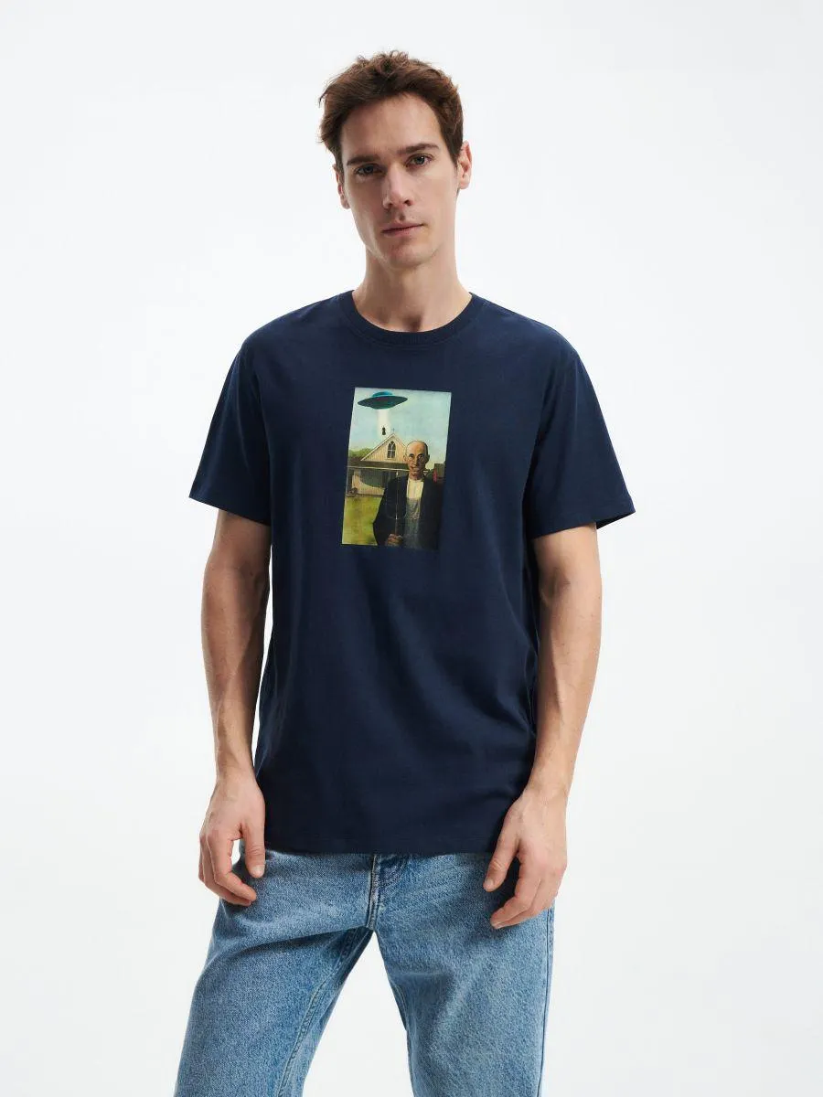 Camiseta regular fit con estampado en relieve