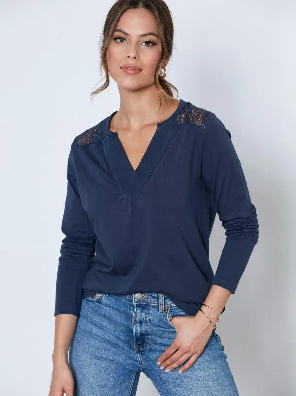 Camiseta escote caftán con encaje y entredós