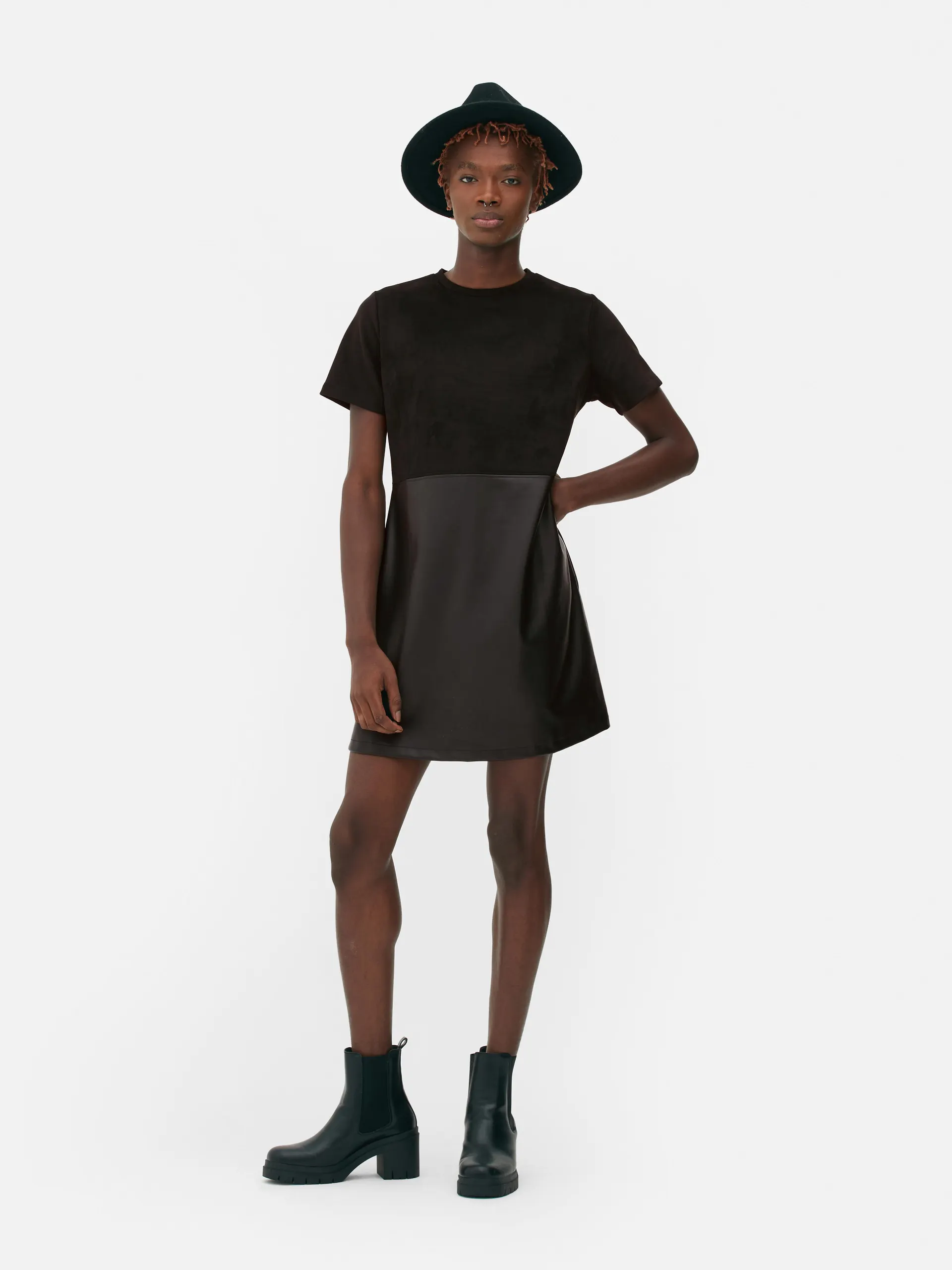 Miniabito in pelle sintetica a contrasto