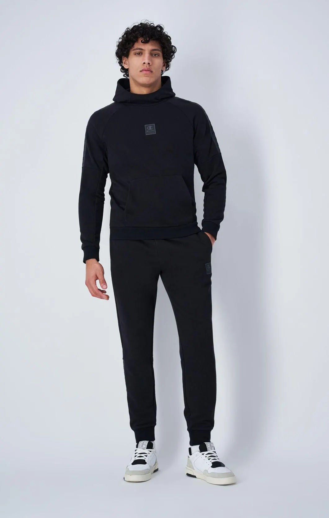 Joggers medios con etiqueta tonal