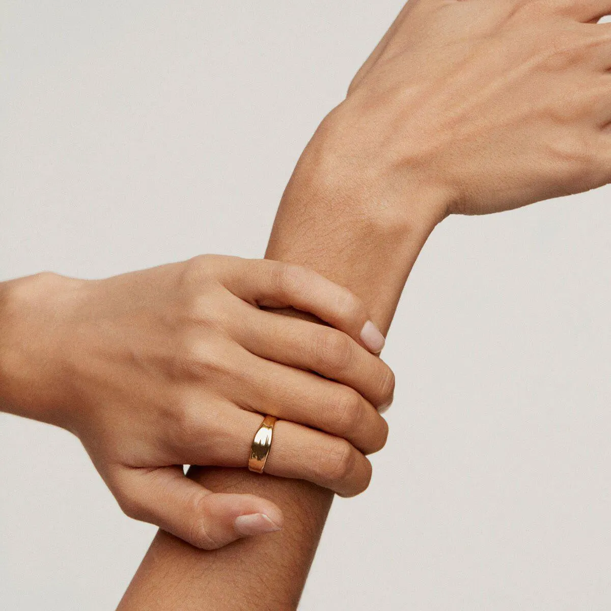 Anillo irregular de plata bañada en oro amarillo de 18kt