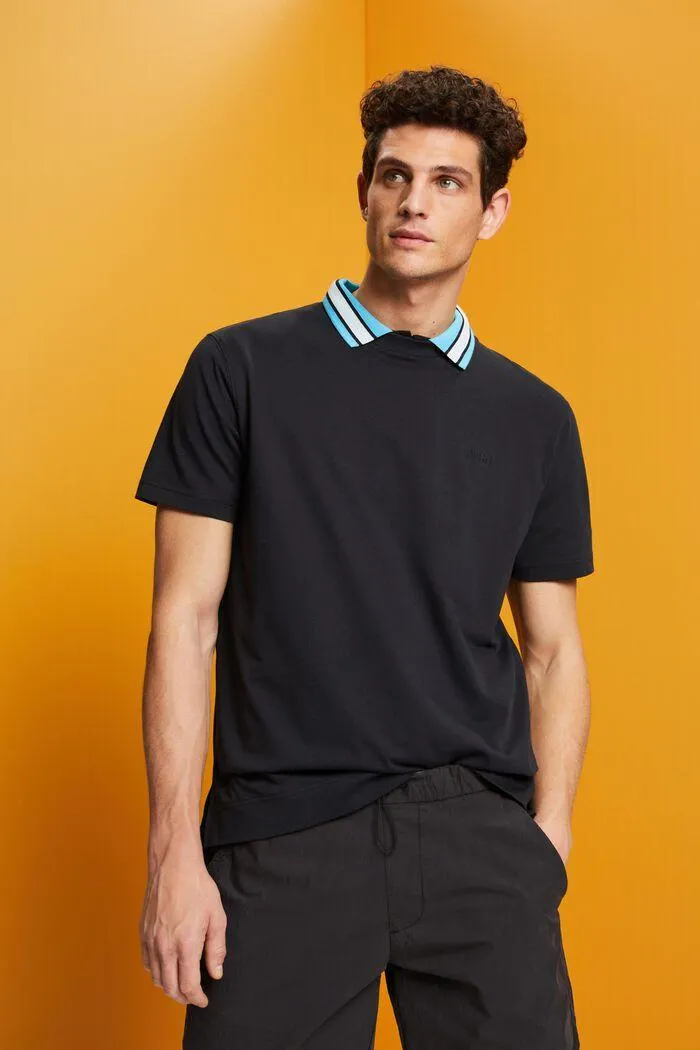 Camiseta con logotipo bordado