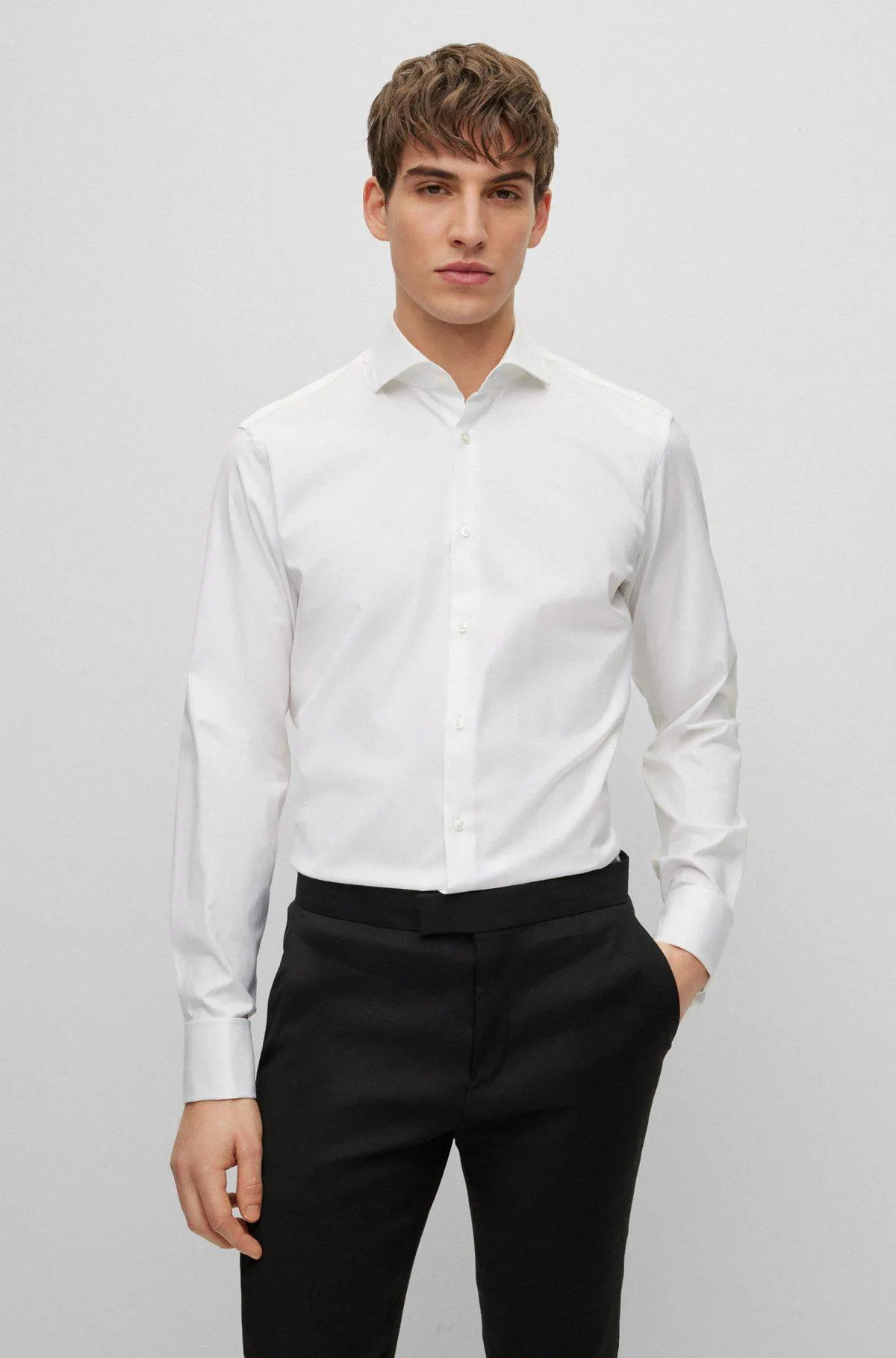 Camisa regular fit en sarga de algodón elástico