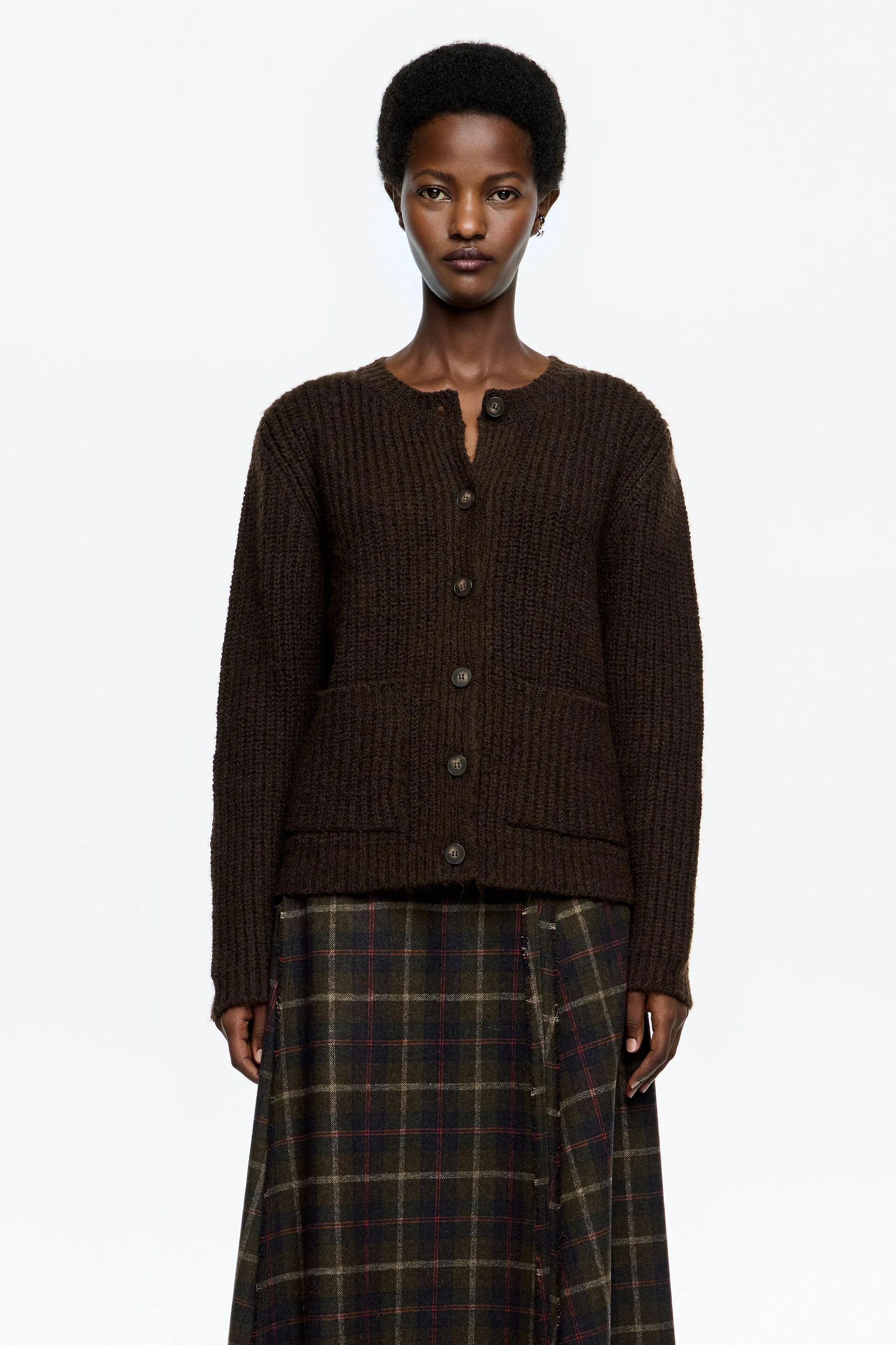 Cárdigan ajustado corto marrón