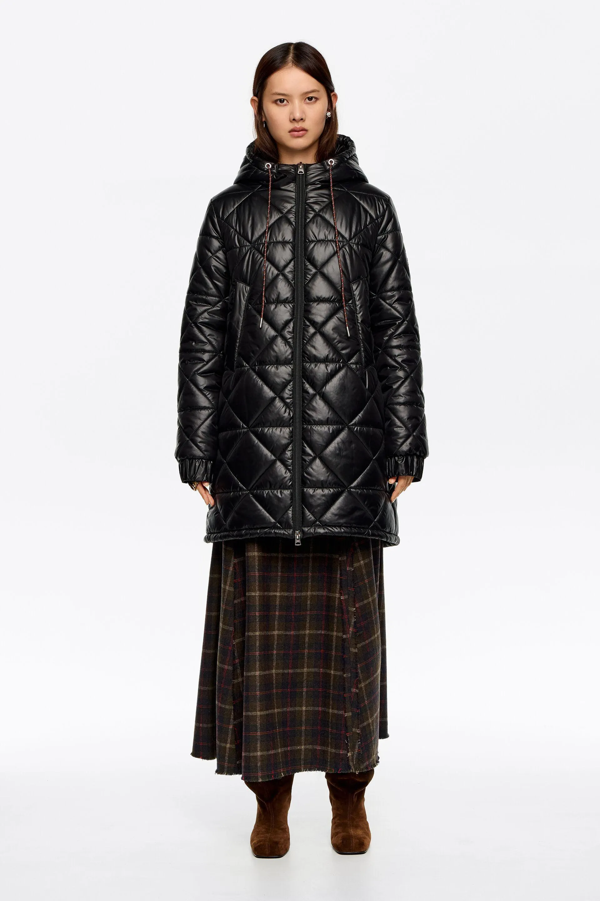 Plumífero capucha recto negro