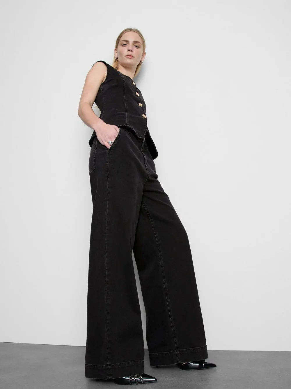 Vaqueros de pernera ancha con bajo ancho