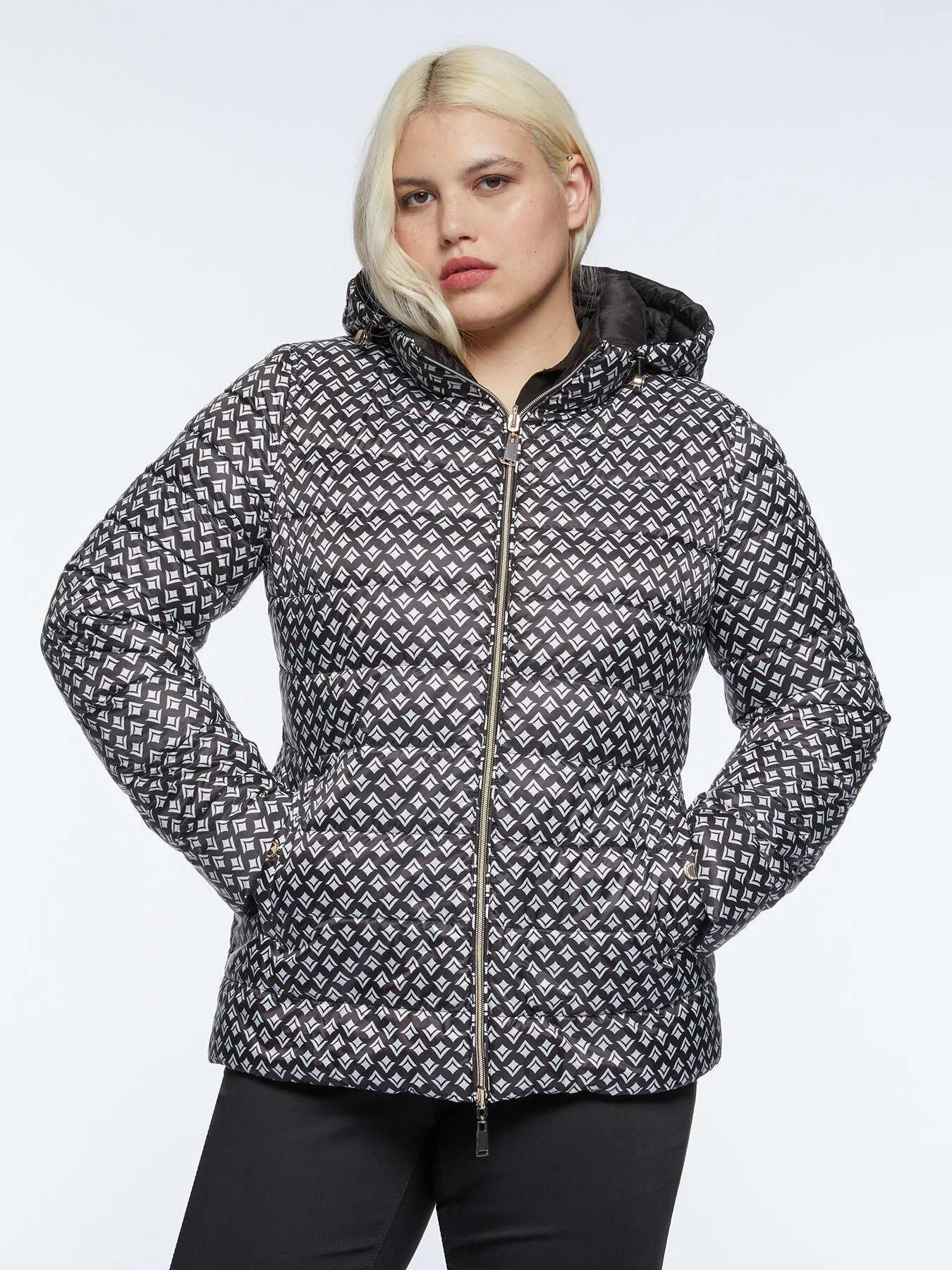 Plumífero reversible con estampado geométrico