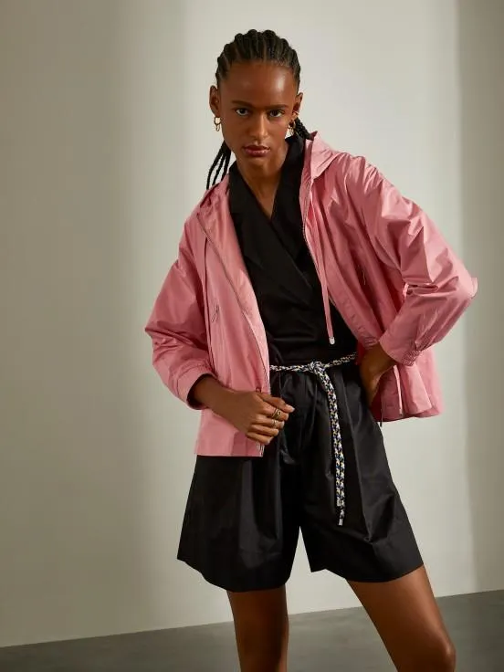 Abrigo corto con capucha